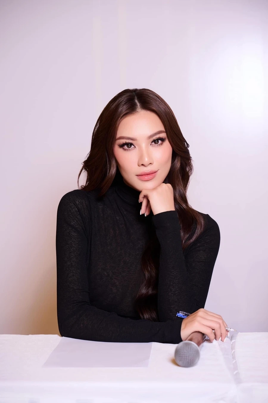 Ca sĩ Kim Duyên không chỉ thành công trong lĩnh vực sắc đẹp mà còn trong âm nhạc.