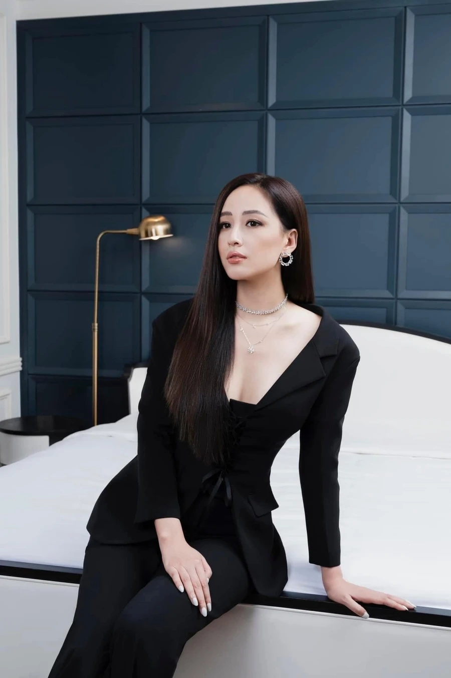 Hình ảnh hoa hậu Mai Phương Thúy toát lên sự quyến rũ và thanh lịch.