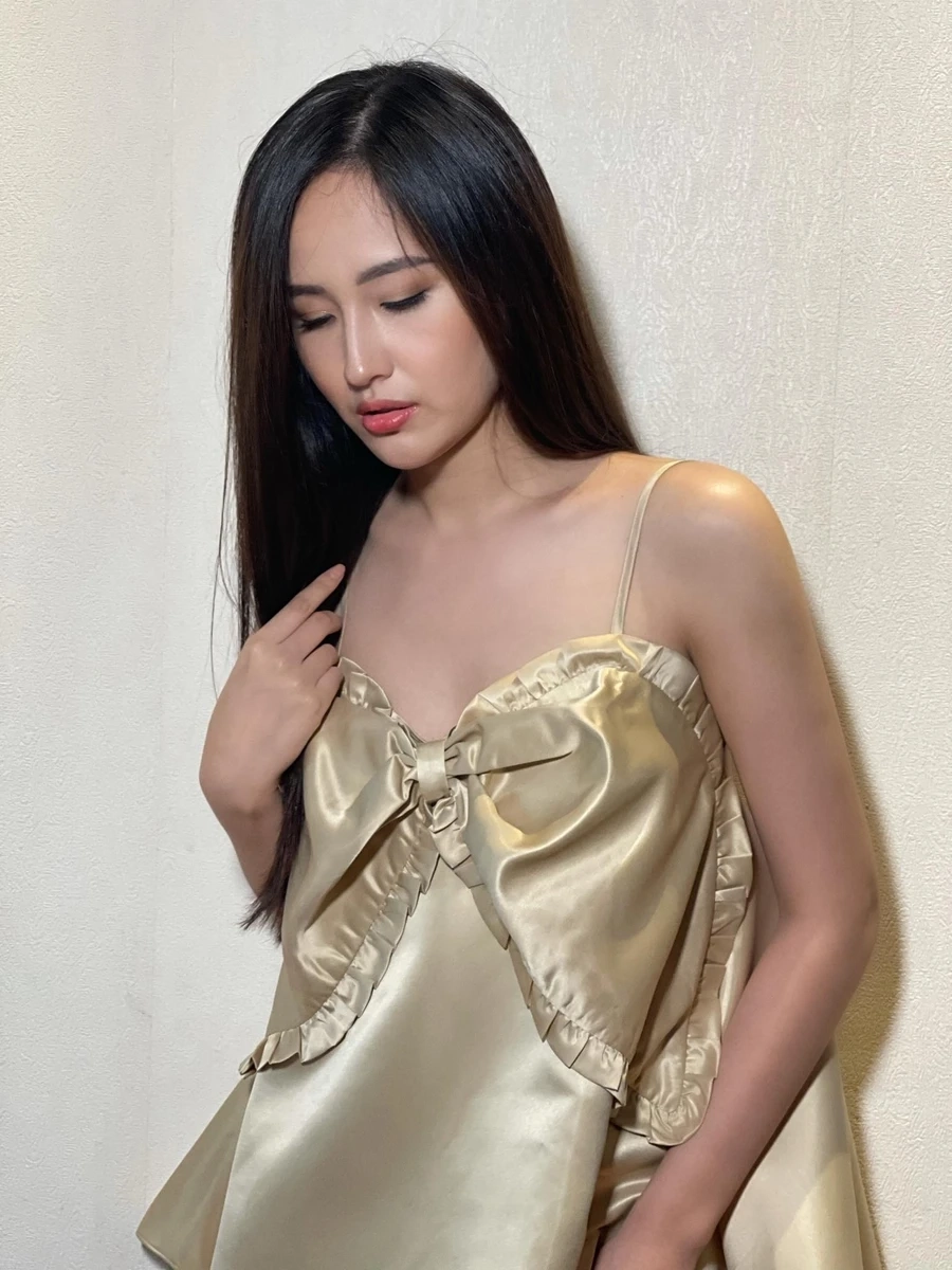 Noo Phước Thịnh hôn Mai Phương Thúy khiến fan ngỡ ngàng và thích thú.