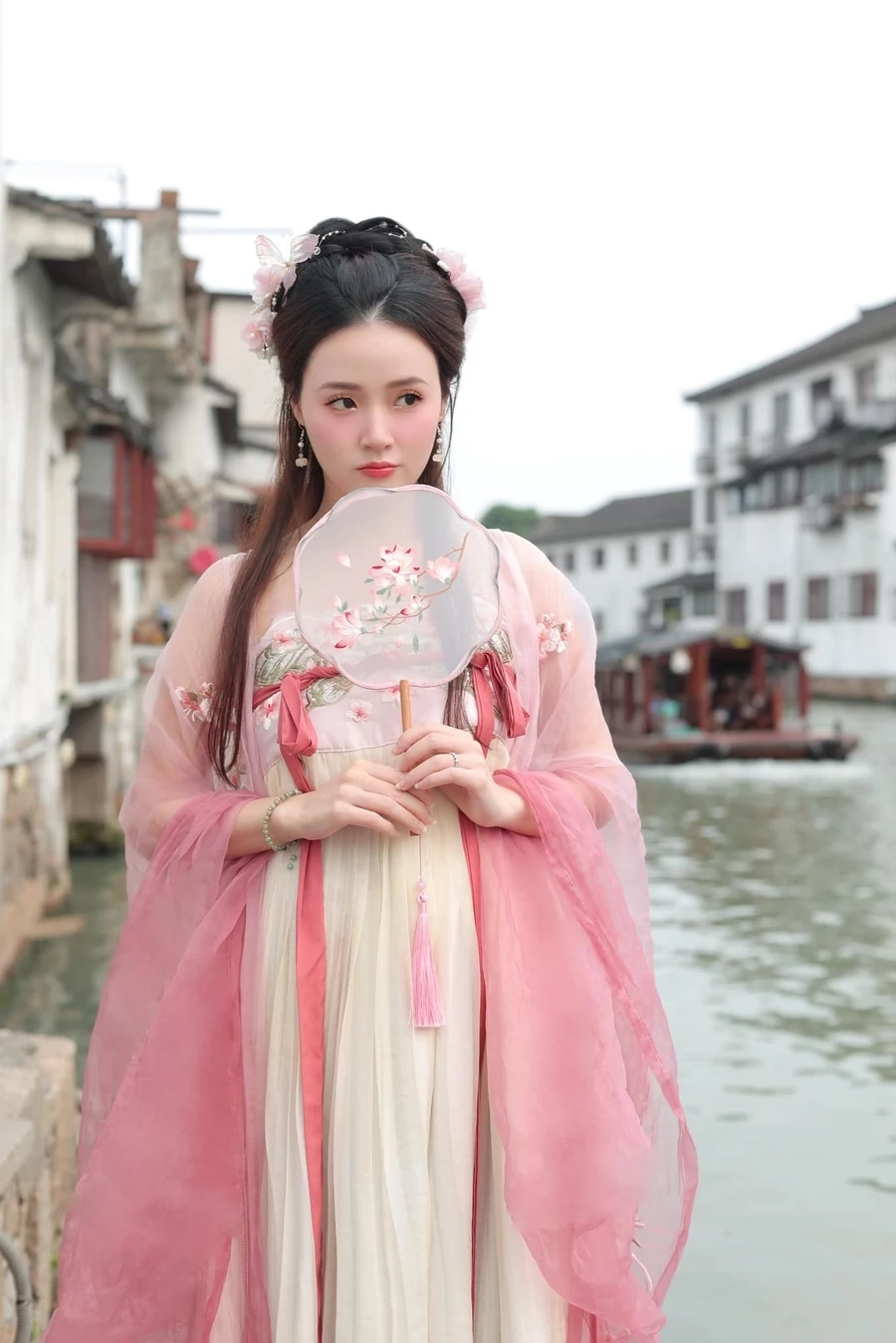 Tiểu sử Midu khẳng định tài năng và vẻ đẹp trong làng giải trí.