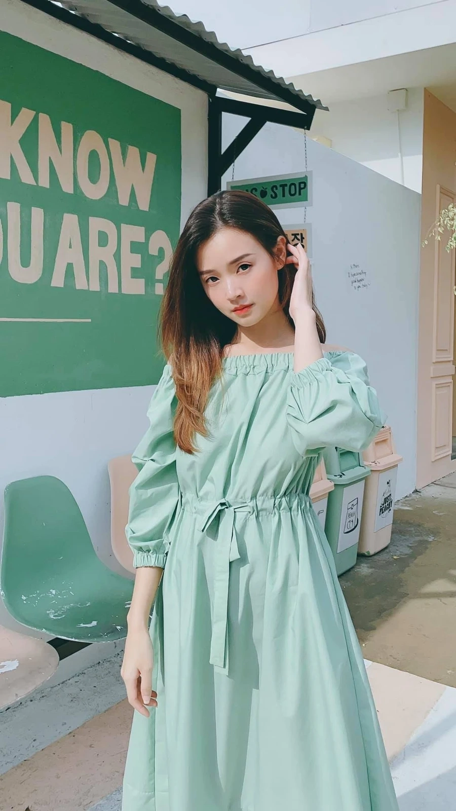 Midu mặc áo dài khoe dáng vẻ thanh thoát, đầy cuốn hút.