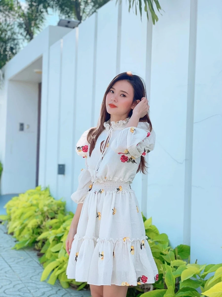 Midu áo dài luôn nổi bật với phong cách nữ tính.