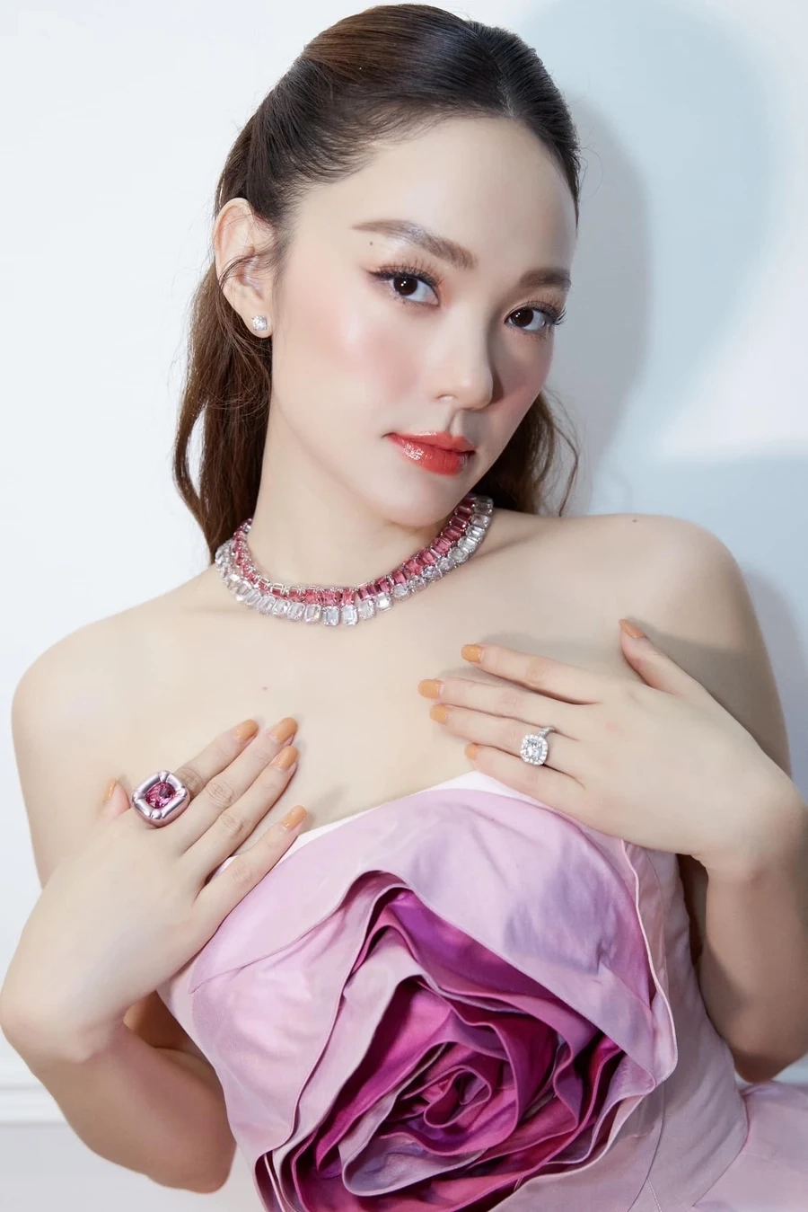 Hình đám cưới Minh Hằng đẹp lung linh như cổ tích.