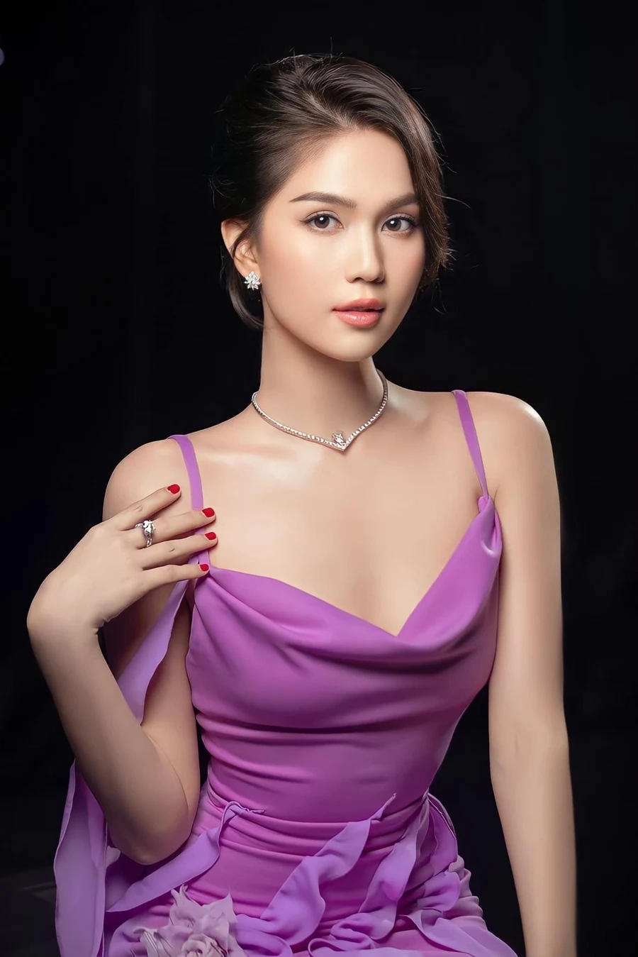 Ngọc Trinh không mặc nội y tạo nên phong cách táo bạo.