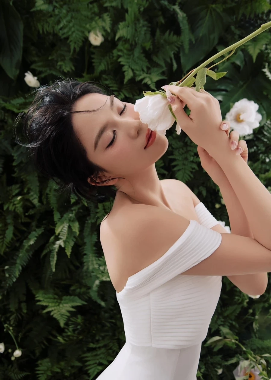 Ngọc Trinh hở tinh tế với vẻ đẹp đầy cuốn hút.