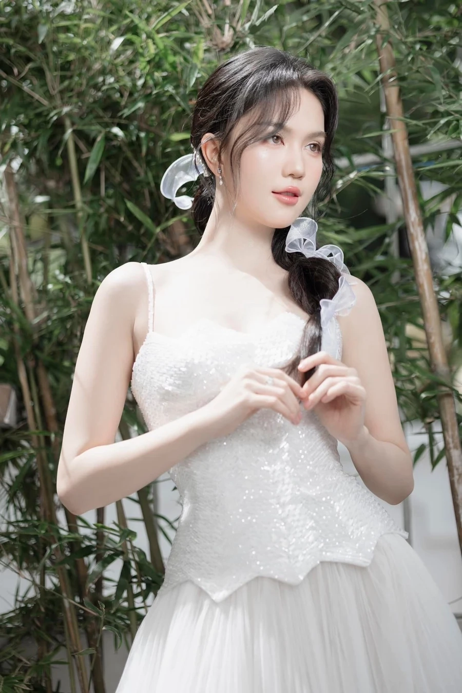 Ngọc Trinh áo xuyên thấu khoe vẻ đẹp vừa gợi cảm vừa thanh lịch.