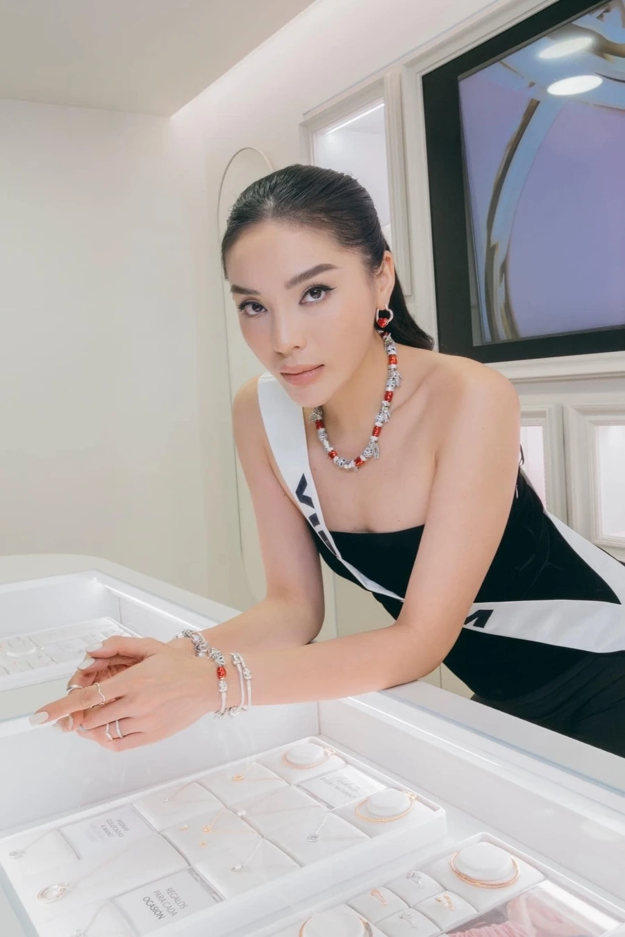 Hương Giang và Kỳ Duyên tạo thành một đôi bạn thân thiết đầy tài năng trong ngành giải trí.