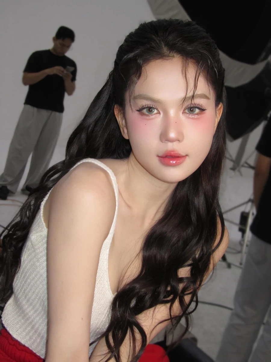 Ngọc Trinh lọt khe đầy gợi cảm và thu hút sự chú ý.