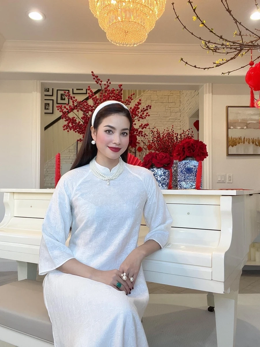 Phạm Hương Next Top Model là gương mặt nổi bật trong cuộc thi và cũng là người mẫu sáng giá.