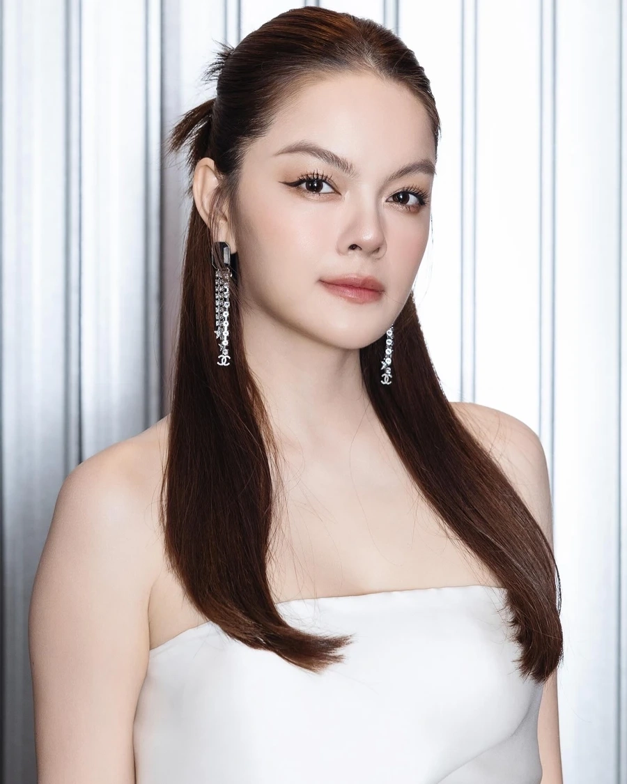 Ca sĩ Mai Quỳnh Anh nổi bật với nét duyên dáng trên sân khấu.