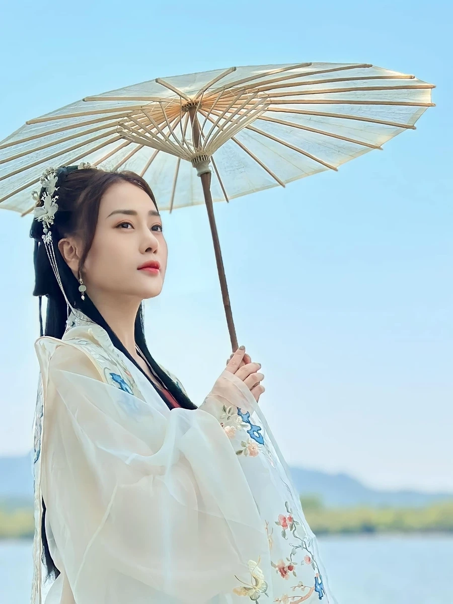 Diễn viên Phương Oanh tiểu sử luôn là chủ đề được tìm kiếm nhiều.