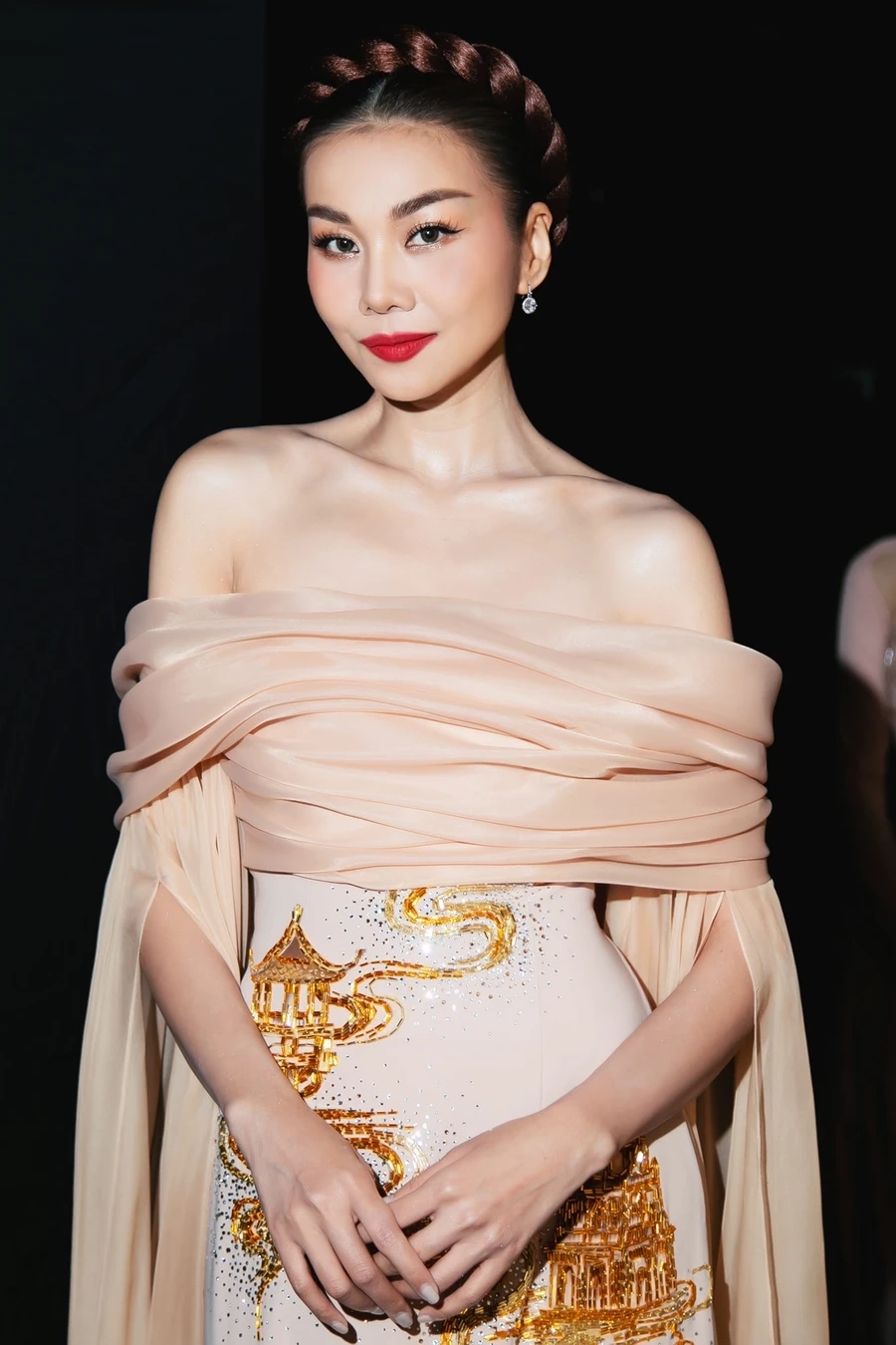 Người mẫu Thanh Hằng là biểu tượng của sự sang trọng và đẳng cấp trong làng thời trang Việt.