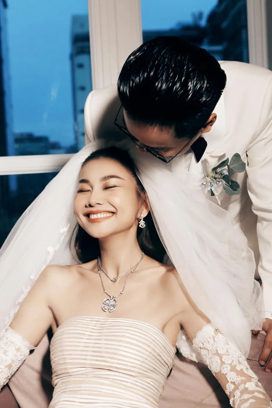 Thanh Hằng bikini khoe vẻ đẹp gợi cảm, tự tin trong những bộ đồ bơi hiện đại.