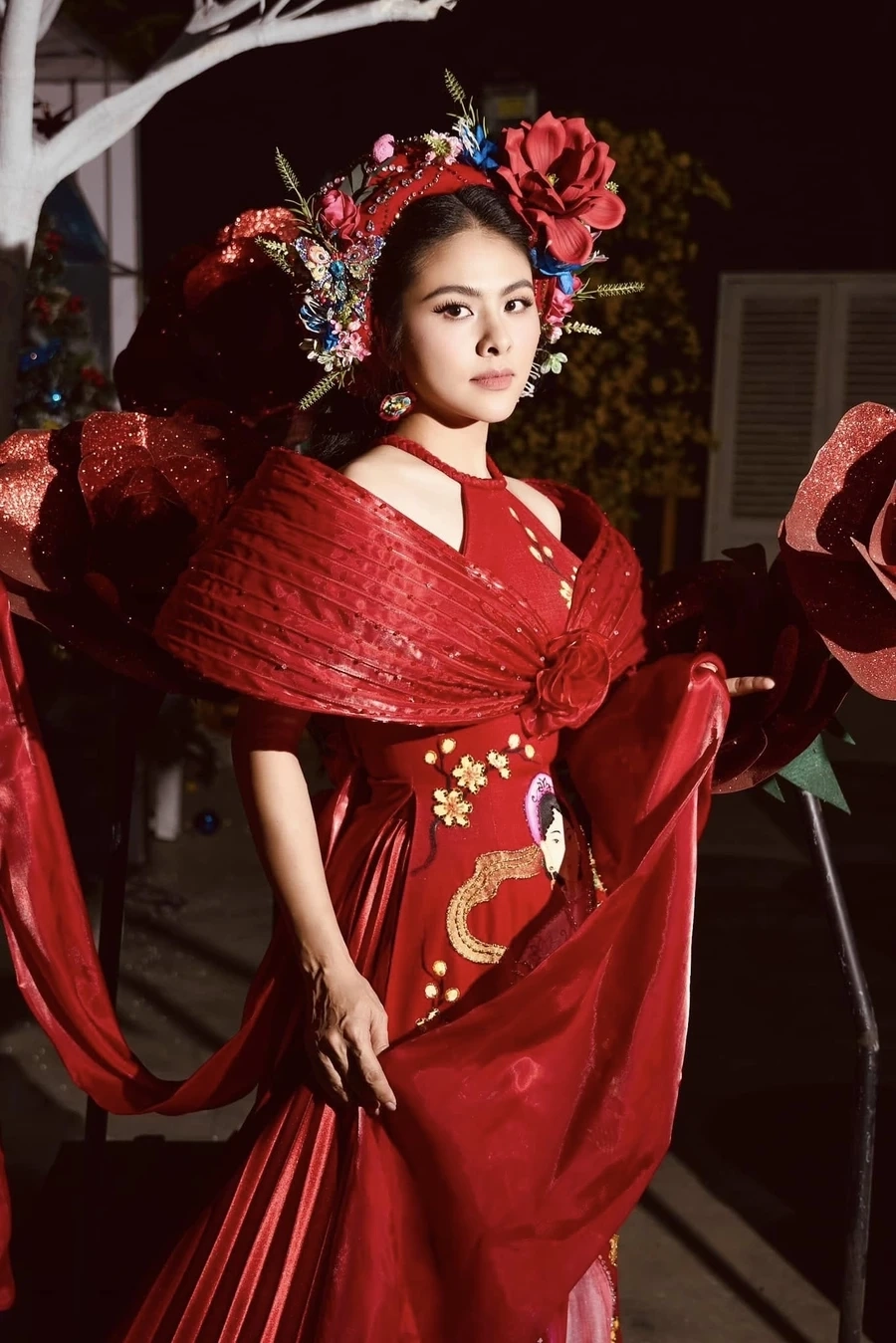 Thời trang Vân Vân Thương ngày nắng về luôn làm nổi bật vẻ đẹp duyên dáng, thanh lịch.