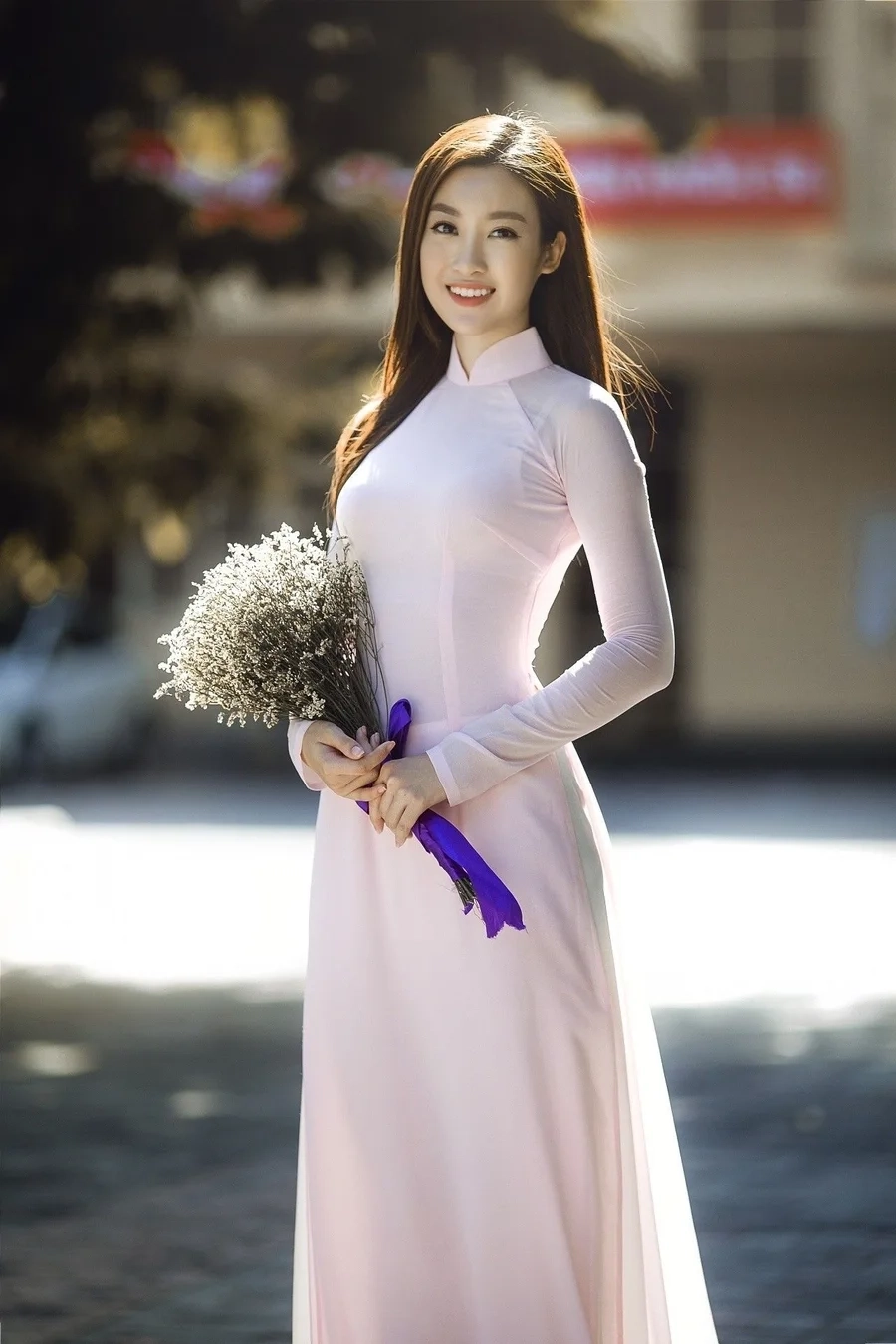 Gái xinh mặc váy trắng khoe vẻ đẹp tinh khiết và duyên dáng, rất dễ thương!