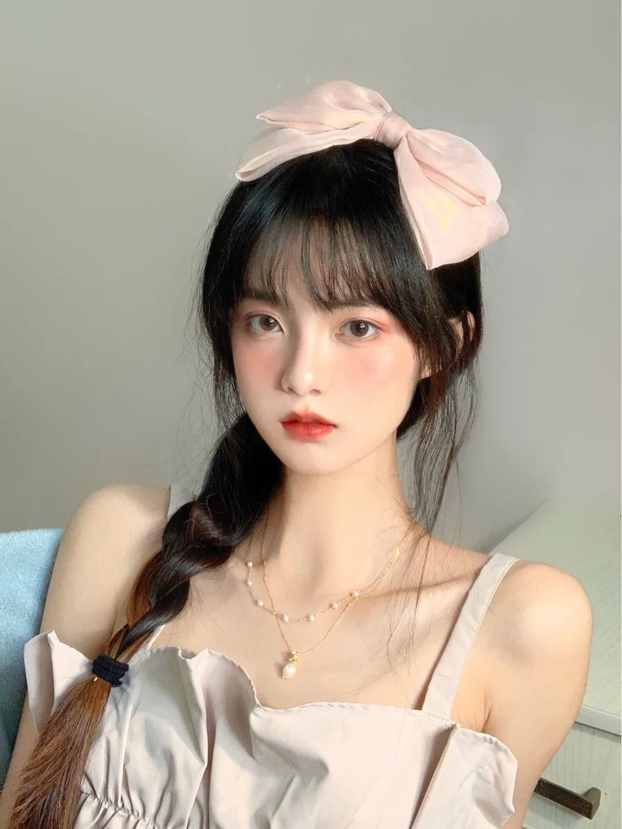 Gái xinh mặc váy trắng ngắn mang đến vẻ đẹp nhẹ nhàng và dễ thương, đầy cuốn hút!