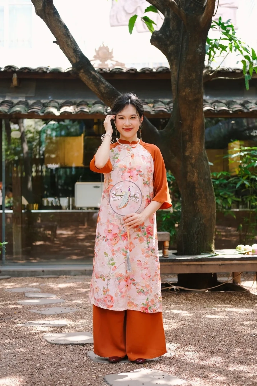 Gái xinh áo dài mỏng mang đến vẻ đẹp nhẹ nhàng, quyến rũ và thanh thoát.