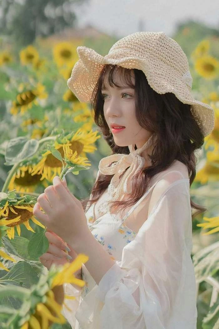 Vẻ đẹp cô đơn đầy lôi cuốn từ hình tâm trạng buồn con gái khiến ai cũng cảm động!