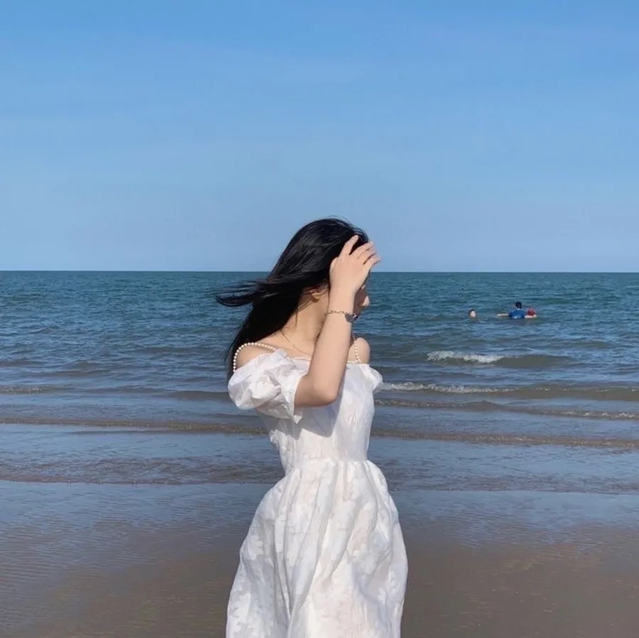 Phong cách gái xinh che mặt tóc ngắn luôn mang lại sự mới mẻ và dễ thương.