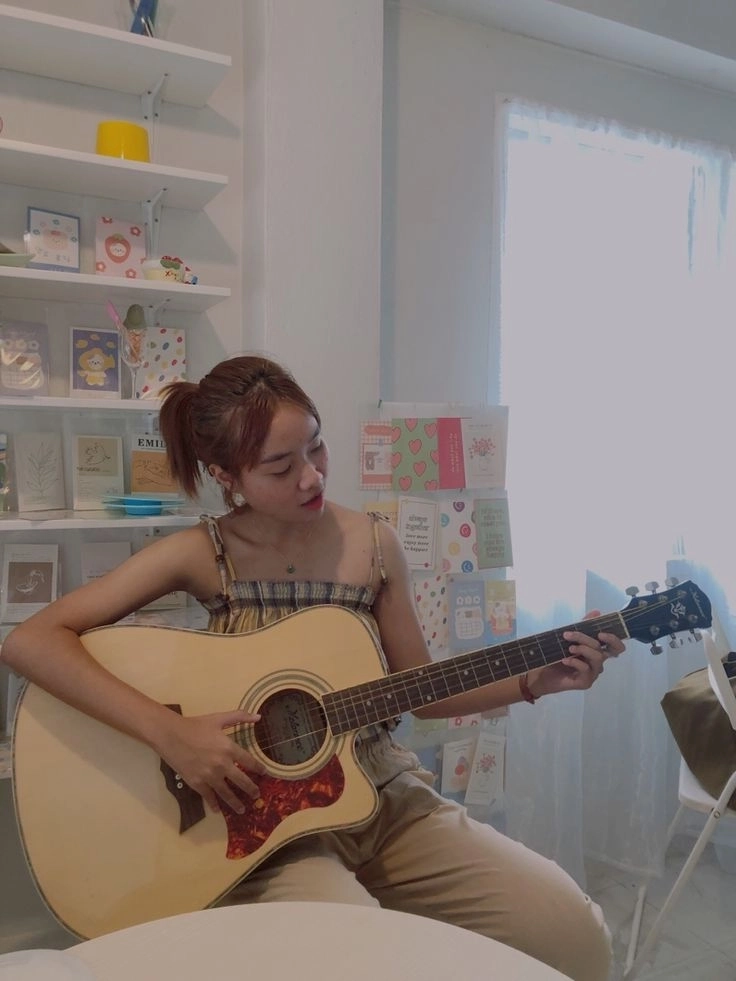 Tập chơi guitar đúng cách giúp bạn nhanh chóng cải thiện kỹ năng và tự tin hơn.