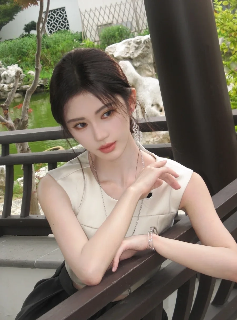 Gái xinh mặc váy sexy tạo nên sự quyến rũ tuyệt đối với phong cách gợi cảm và đầy sức hút!