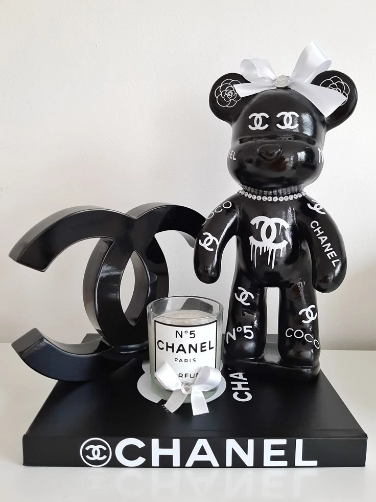 ảnh bearbrick trắng đen phong cách tối giản thu hút