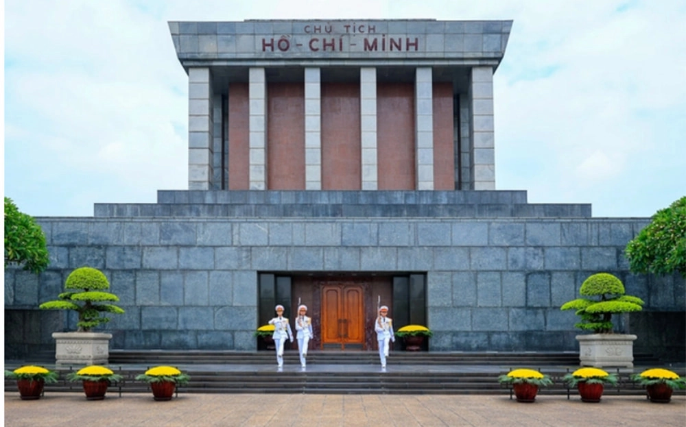 Hình ảnh bác hồ trong lăng linh thiêng và trang nghiêm