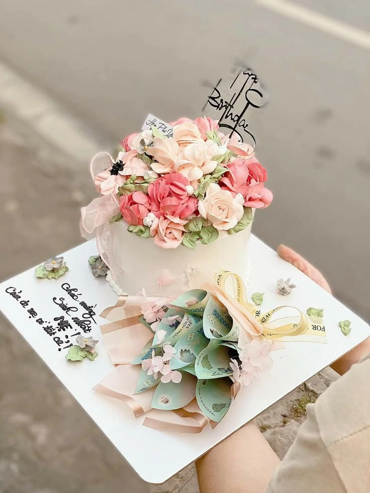 Cực kỳ hấp dẫn mẫu bánh sinh nhật rút tiền đẹp