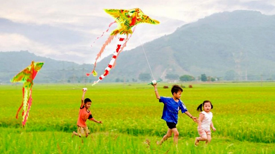 Trở về tuổi thơ với hình ảnh thả diều trên cánh đồng