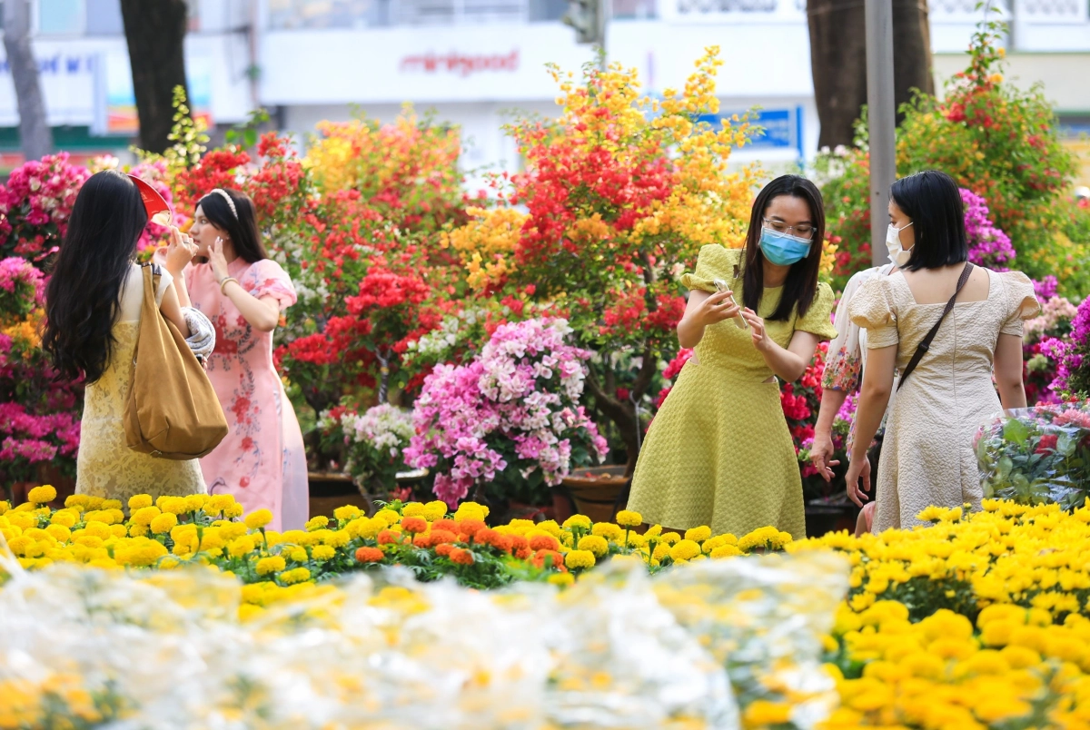Tươi vui ngày xuân với ảnh chợ hoa tết