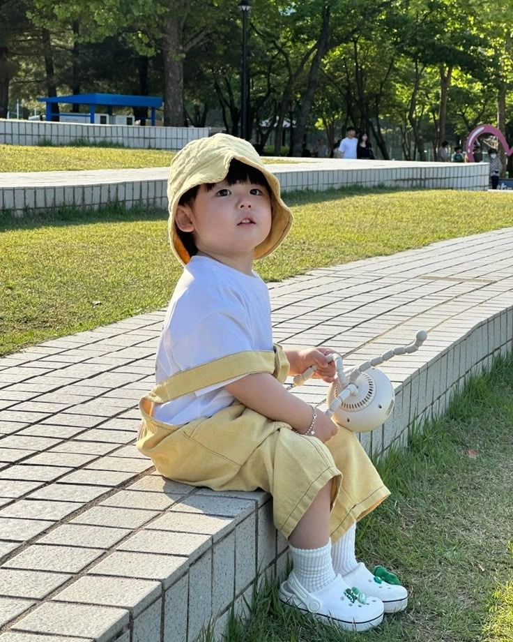Tìm ngay ảnh em bé trai dễ thương để cài hình nền ngay