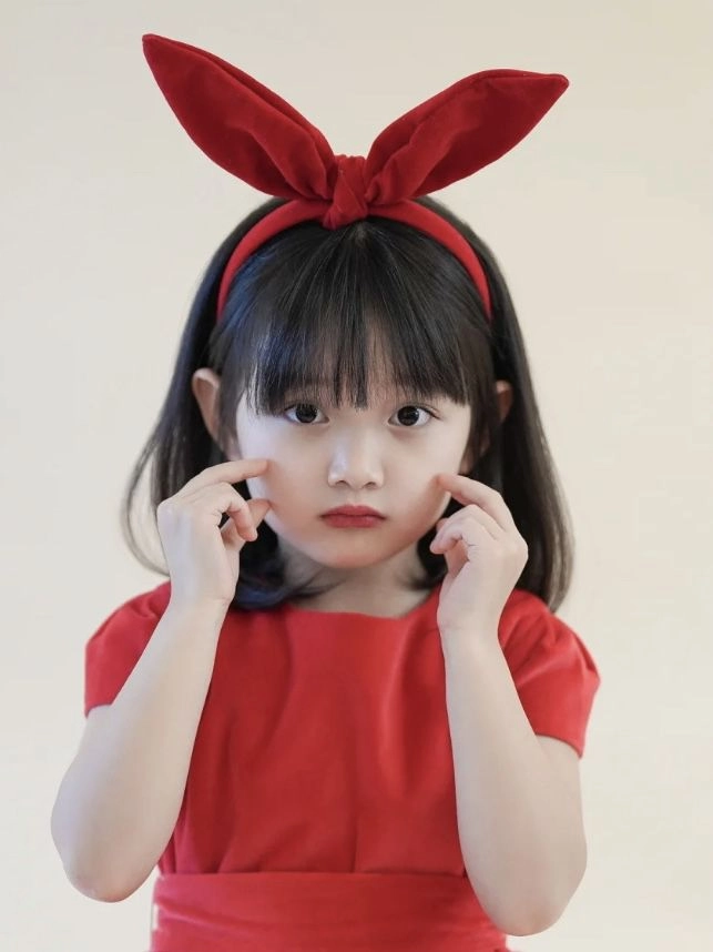 Ngắm nhìn hình ảnh bé gái với nụ cười thiên thần