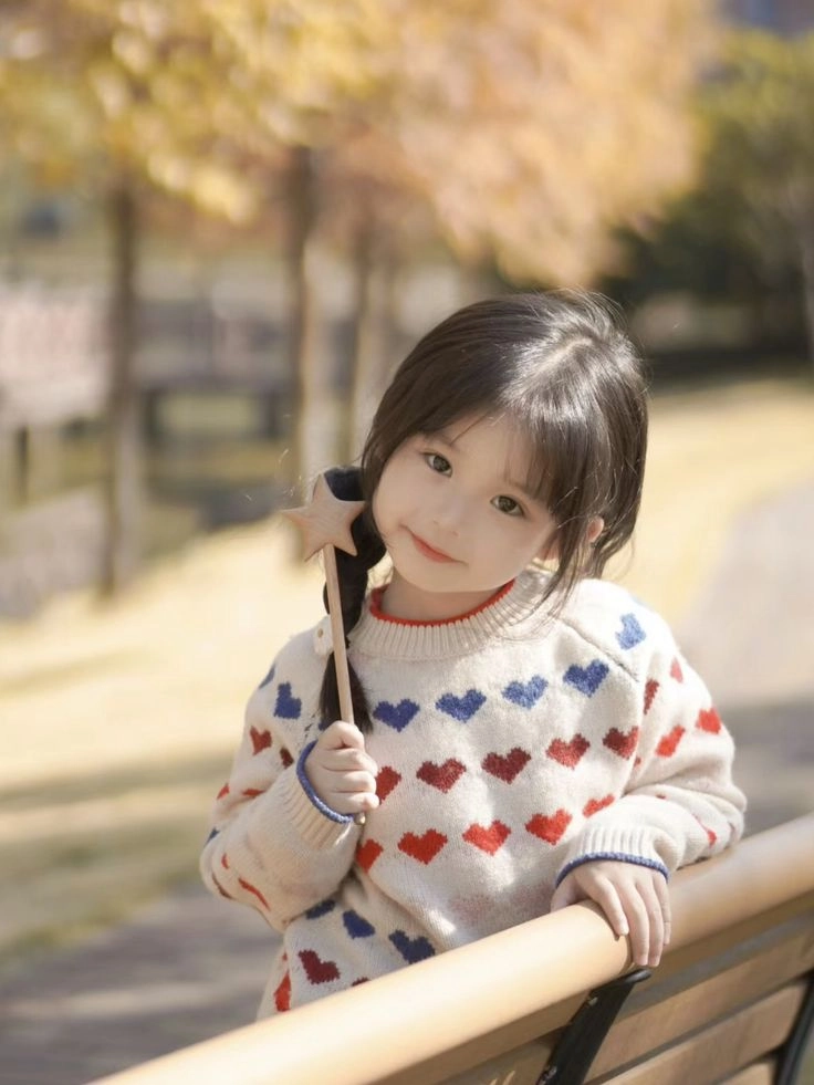 Tải về ảnh bé gái xinh đáng yêu cho bộ ảnh dễ thương