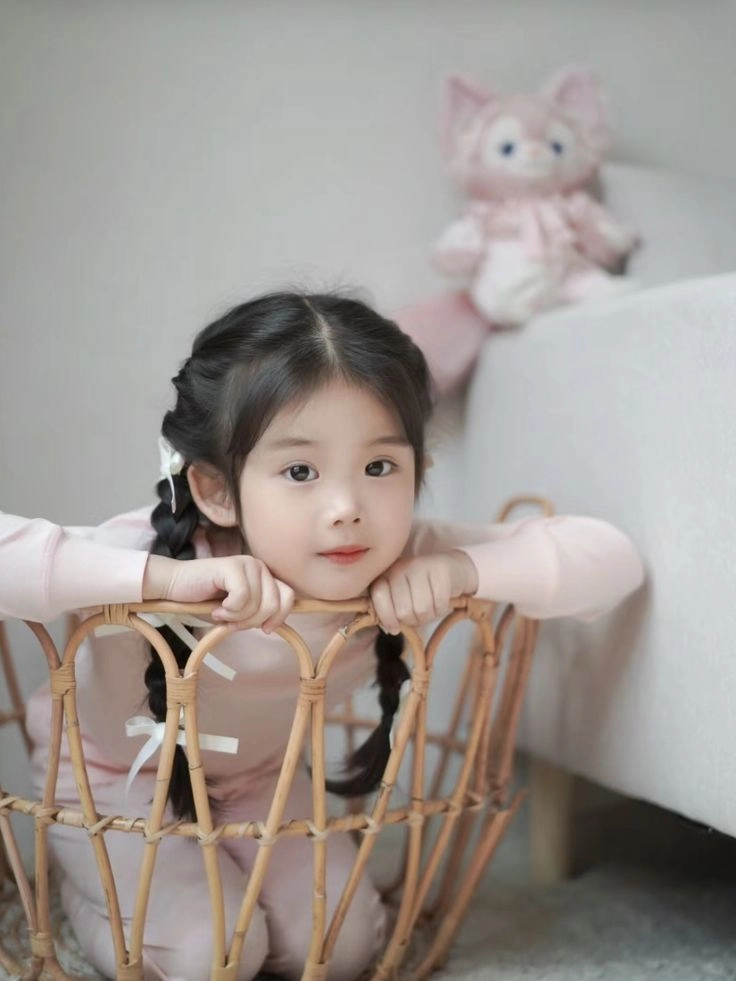 Ngắm ngay hình ảnh em bé gái đáng yêu và thuần khiết