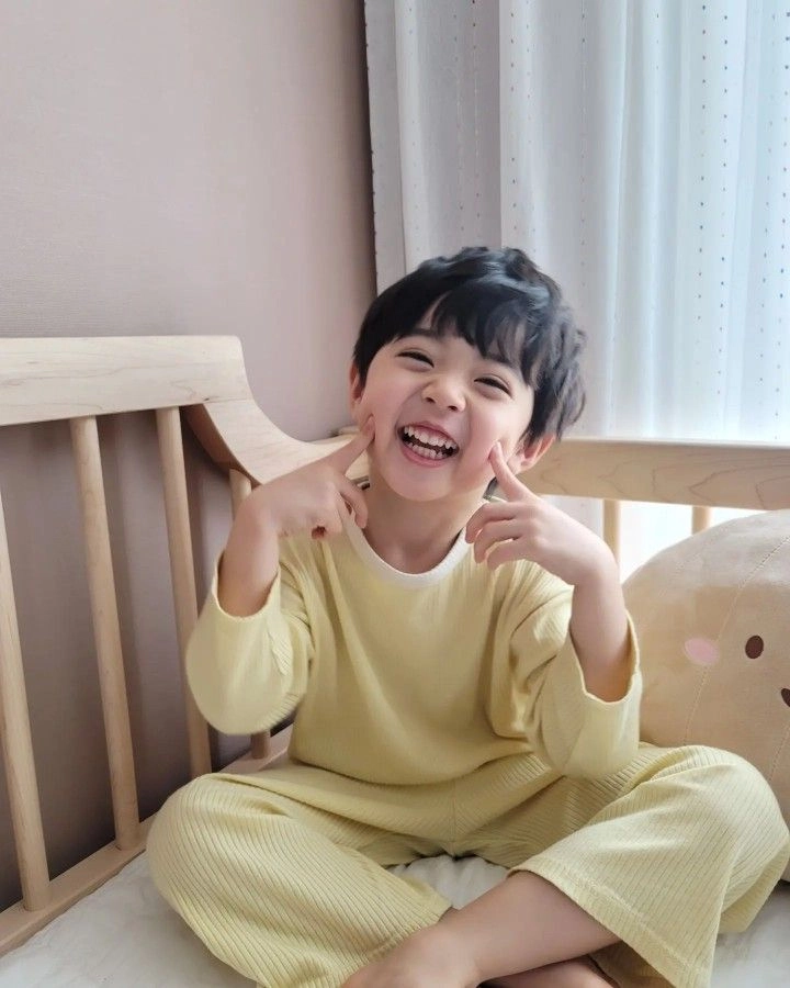 Tải ngay ảnh em bé trai với nụ cười siêu dễ thương