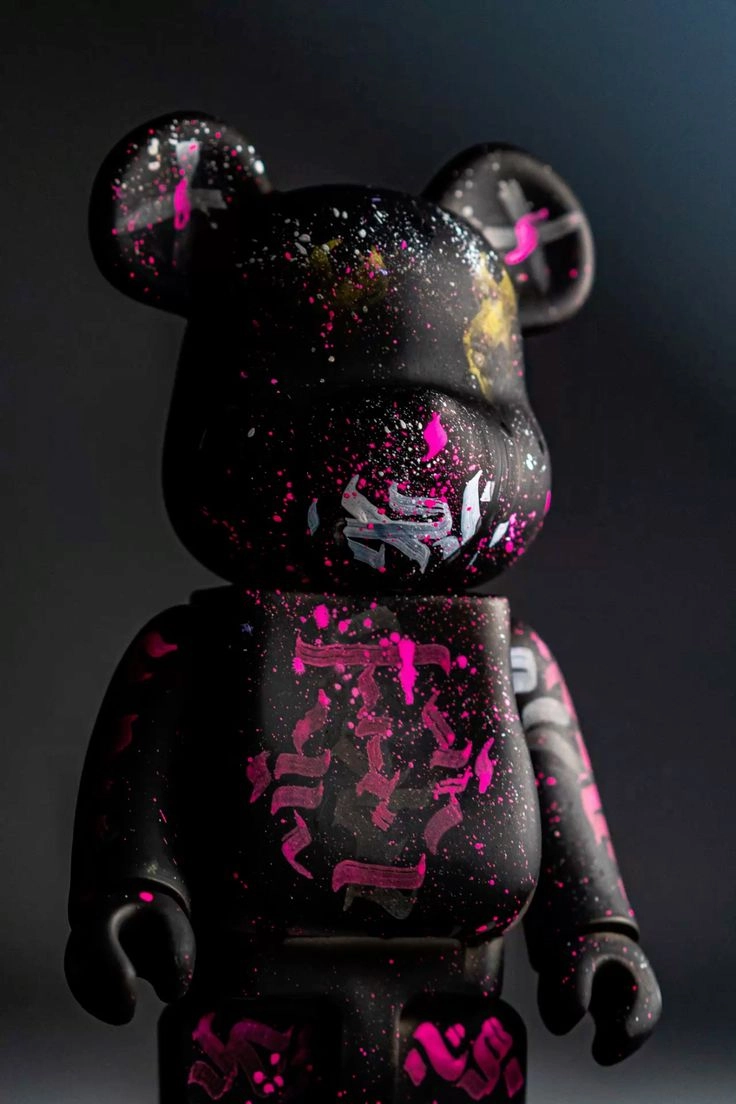 bearbrick ảnh nền đơn giản mà vẫn thu hút