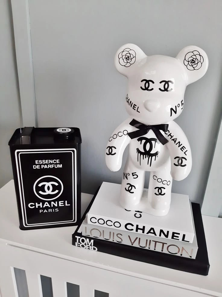 anh gấu bearbrick trắng đen đơn giản mà tinh tế