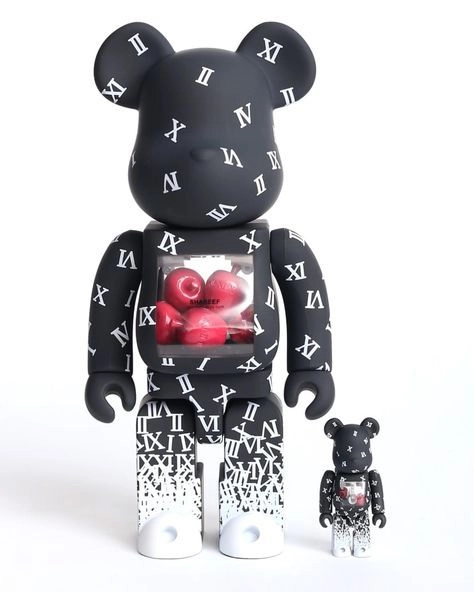ảnh gấu bearbrick đen trắng tạo điểm nhấn nghệ thuật