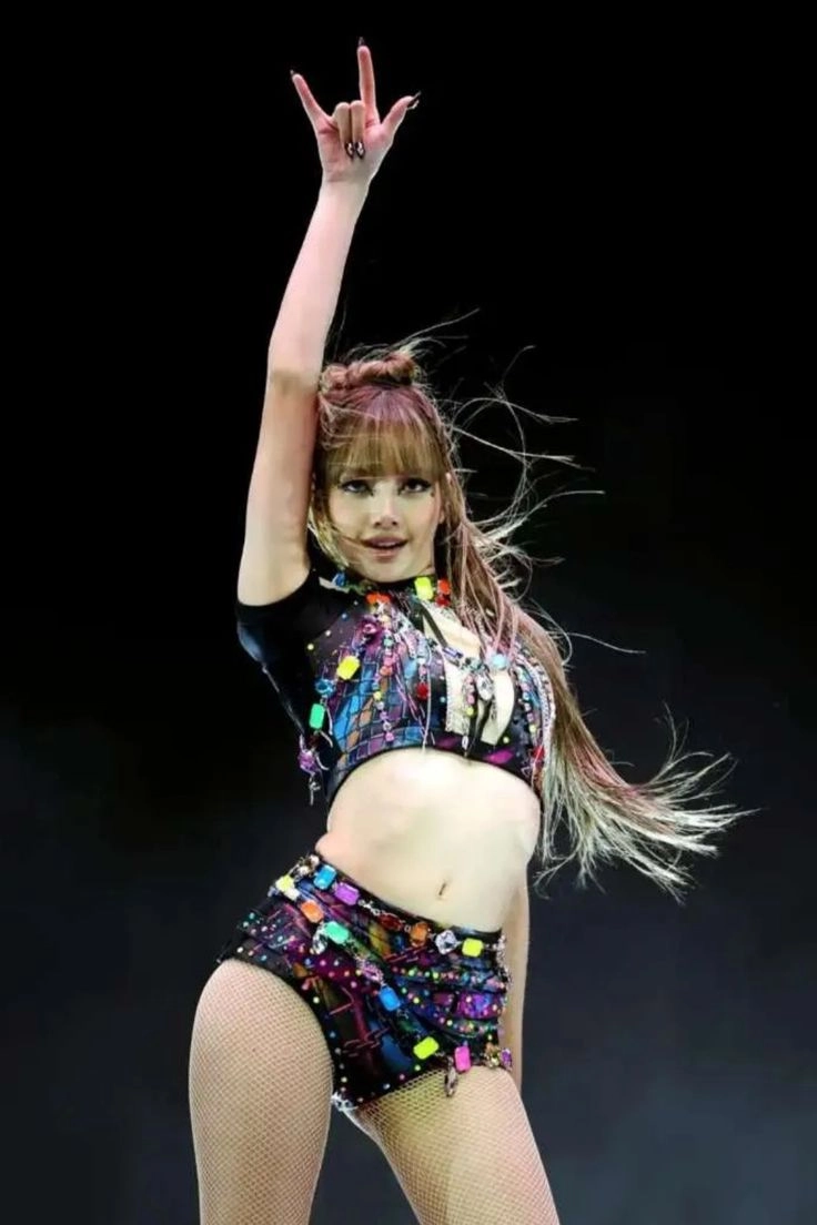 Ấn tượng mọi ánh nhìn với hình lisa black pink