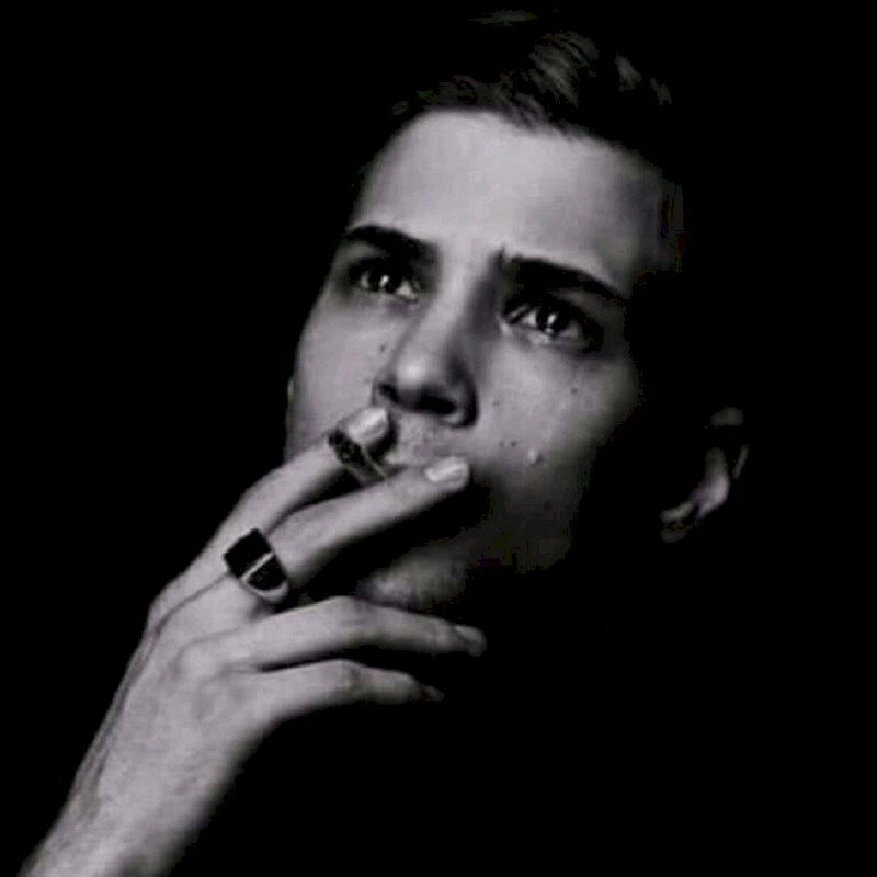 ảnh sadboiz hút thuốc mang phong thái bất cần và cô độc