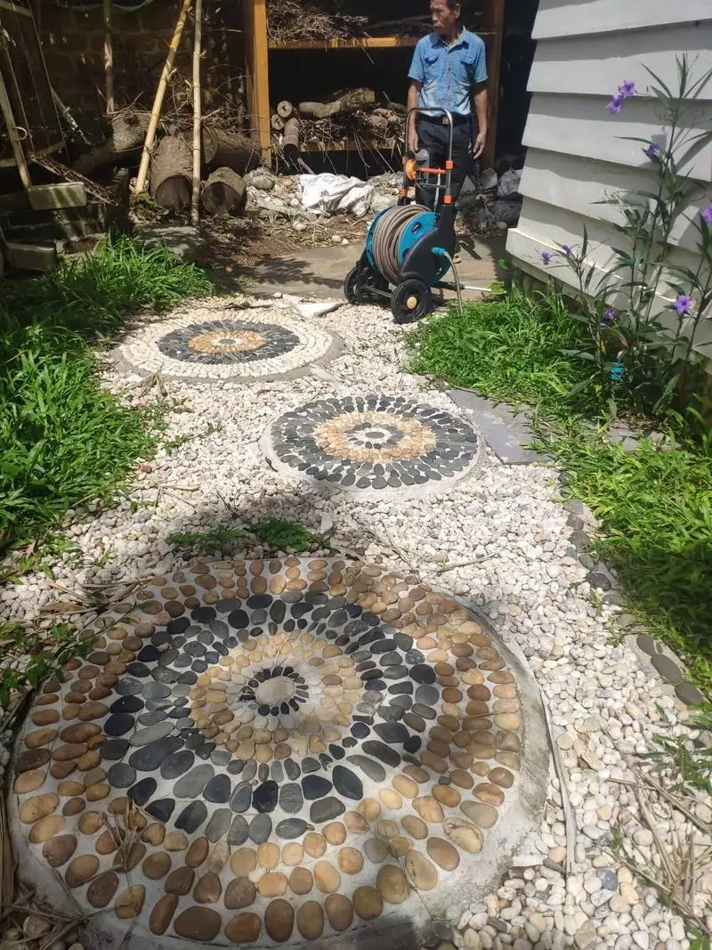 Trang trí lối đi sân vườn giúp không gian thêm sinh động và hấp dẫn