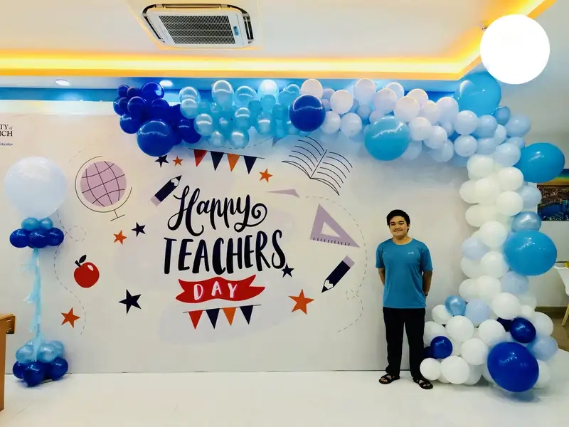 Trang trí lớp 20/11 bằng bong bóng đem lại sự sinh động và tươi mới