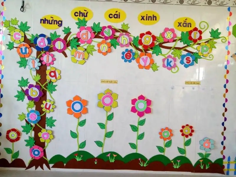 Trang trí lớp 20/11 bằng giấy màu tạo nên không khí vui tươi