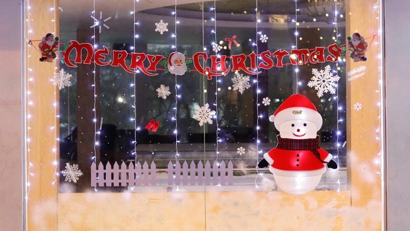 Ý tưởng trang trí noel cửa kính văn phòng hiện đại và nhẹ nhàng