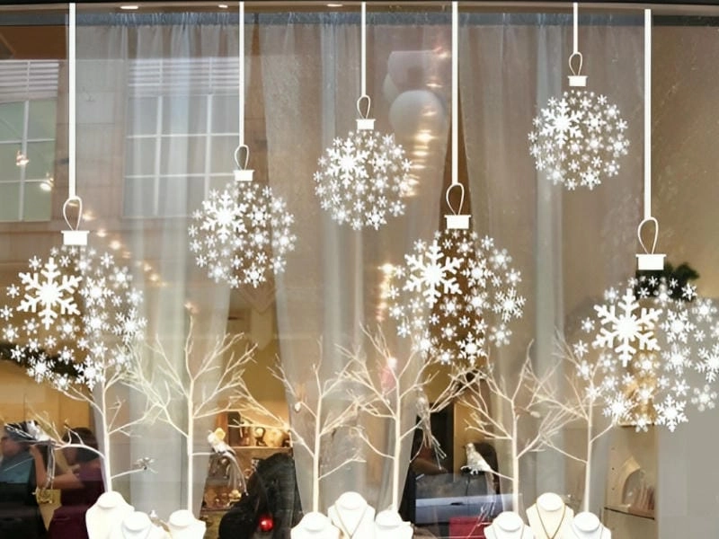 Cách trang trí noel cửa kính quán cafe thu hút khách hàng